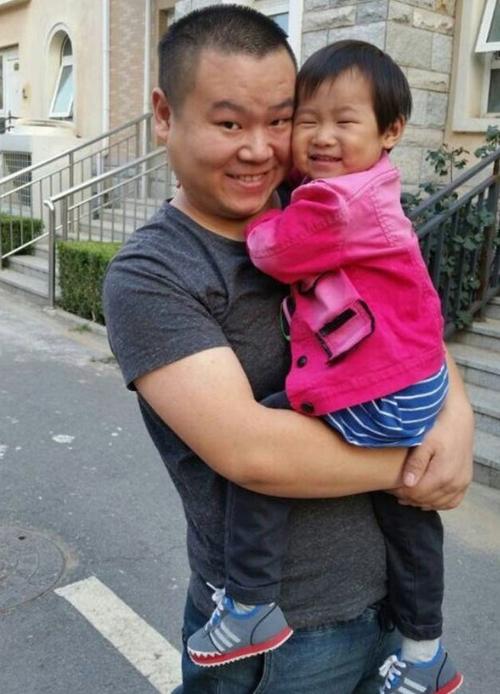 岳云鹏大女儿罕见露面，14岁颜值高很可爱，脸型和父亲一样漂亮