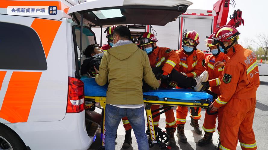 内蒙古一沙漠发生车祸有人员伤亡 知情人：3死1伤车辆未走常规路线