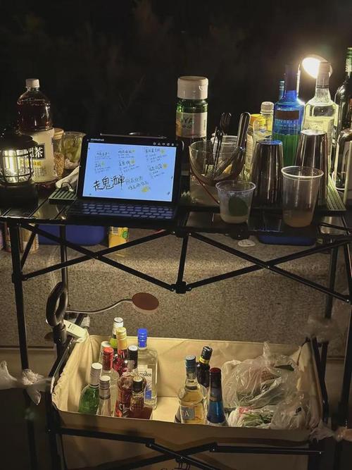 第一批摆摊卖酒的年轻人，再也不想上班了