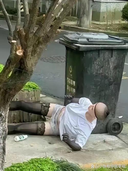 广州大学城草丛里看见很多乌七八糟的东西，不堪入目，太明目张胆