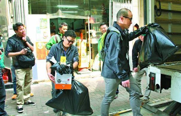 突发！香港知名男星因违法在街头当众被捕，转行当外卖员赚钱养家