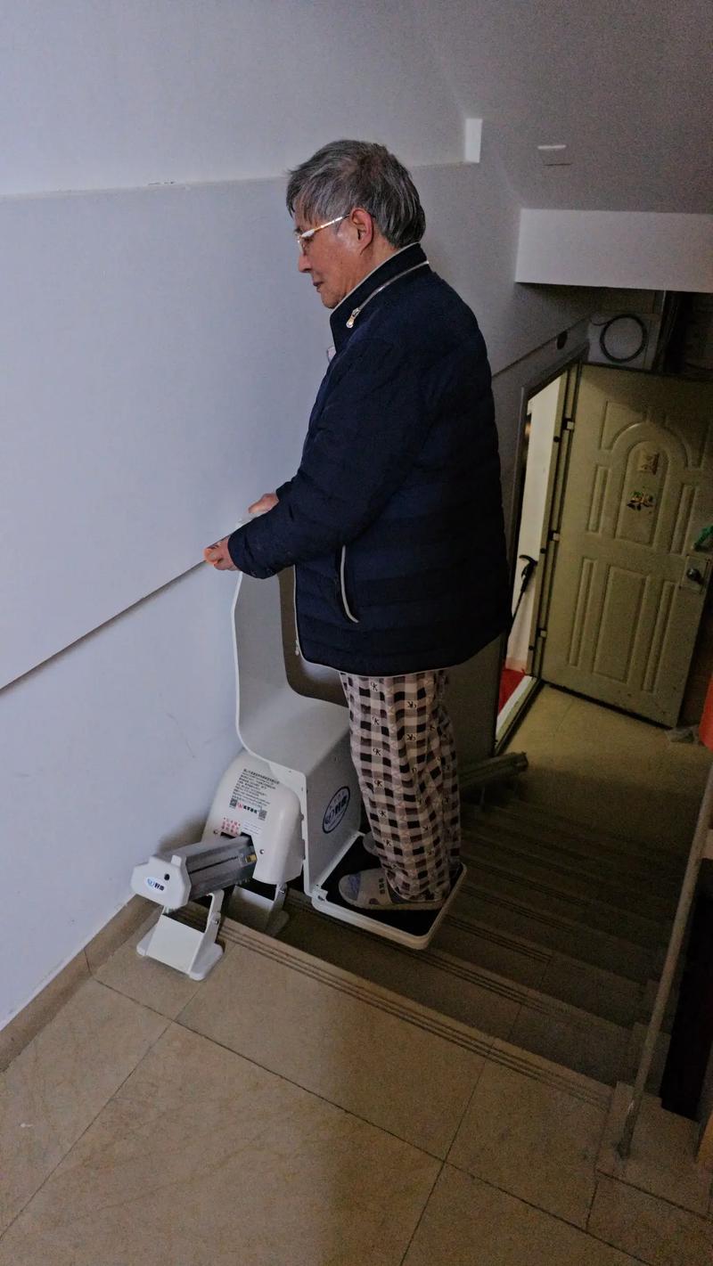 “穿上这身行头，走路轻便多了”外骨骼机器人助力社区老年人轻松爬楼