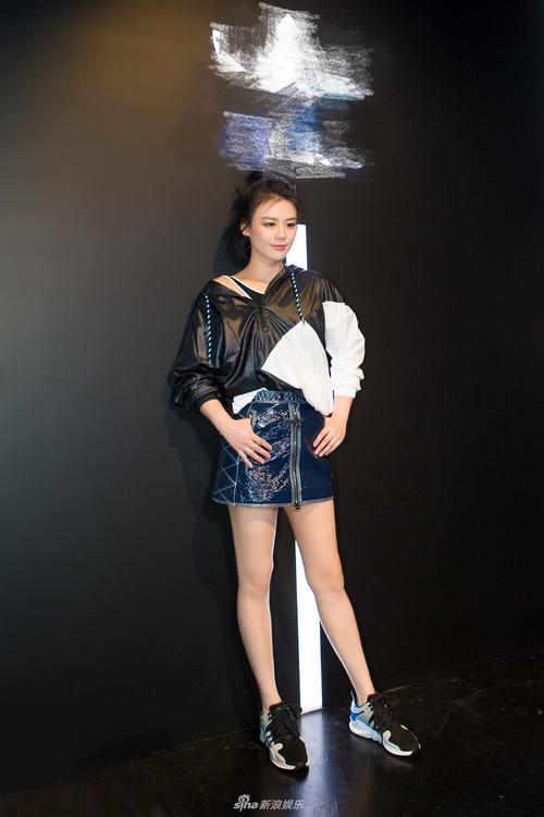 马思纯香港街头绿色裙子黑色长筒靴穿搭，好美