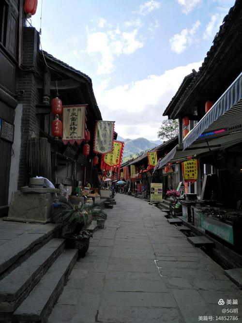 鸡鸣三省青木川古镇，花开了，气温下降，游客少，满街都是核桃饼