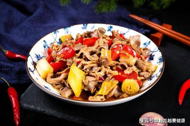 自制酸菜炒鸡鹅杂，酸辣爽口很下饭，苗大姐三大碗米饭吃下去