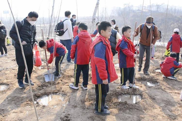 济南市技师学院赴济南野生动物世界开展植树活动