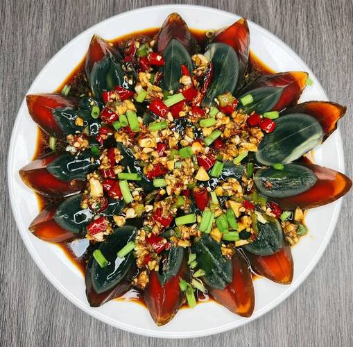 凉拌皮蛋时，别忘加这3味料，不腥不涩，果然好吃！
