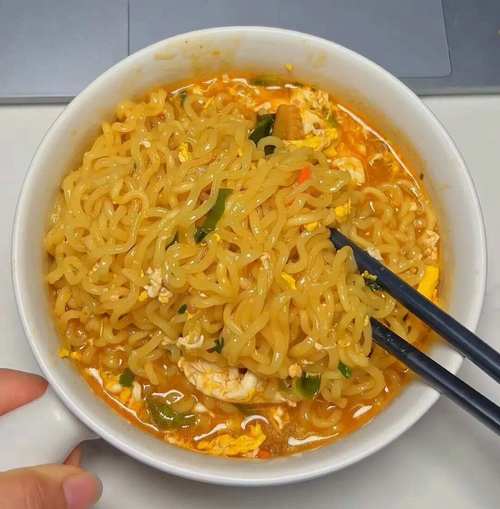 为什么救灾食物以方便面居多？网友：易获得便捷且多种方式食用！