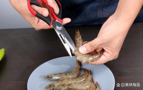 煮虾时，用冷水还是热水好？原来一直不懂，难怪虾肉柴硬腥味重