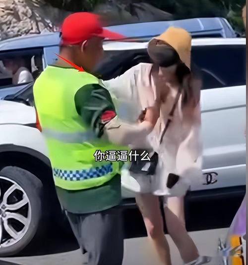 女子在车后座出来，竟然连路都不会走了，路人拍下全过程