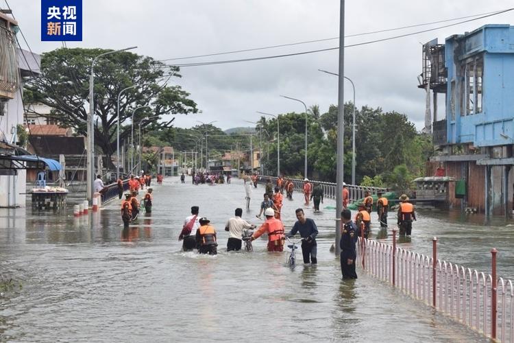 缅甸地震，中国游客在顶楼泳池遭遇强震，想跑却跑不了，太惊险了