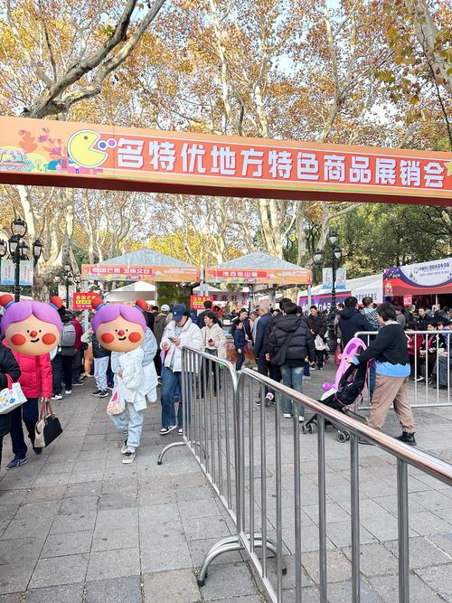 上海共和新路旁的春季特色商品展销会，人气火爆