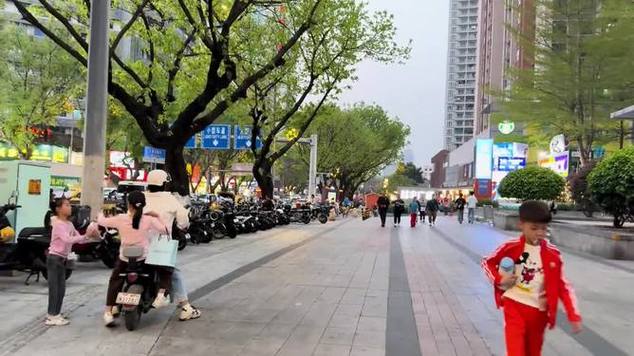 广州街头现状，拍摄于2025年3月28日傍晚6点许，场面出人意料
