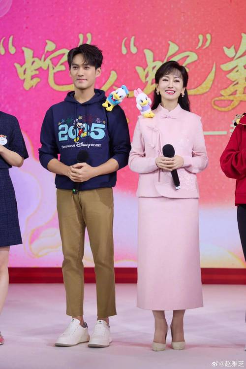 72岁赵雅芝在山东，和儿子跑马拉松，黄恺杰颜值高，母子长得好像