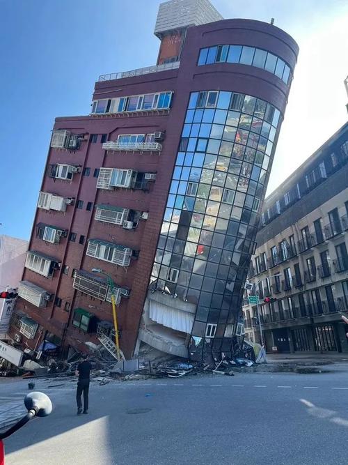 成都女子亲历缅甸地震：余震不断，慌乱逃跑，有大楼和桥梁倒塌