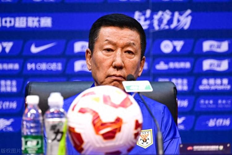崔康熙和黄政宇聊了挺久 山东泰山 泰山队