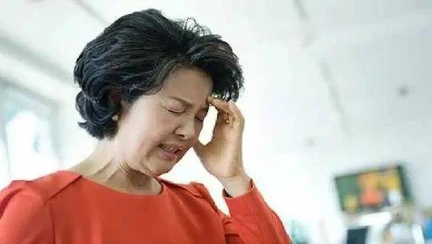 51岁大妈突发脑梗，自救成功！医生直言：牢记抢过死神的4招