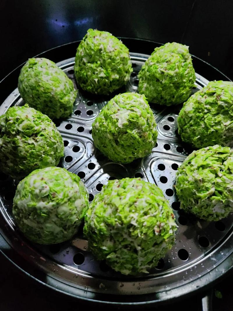 又到了山东人吃榆钱的季节，榆钱窝窝配上鸡蛋蒜泥谁懂啊
