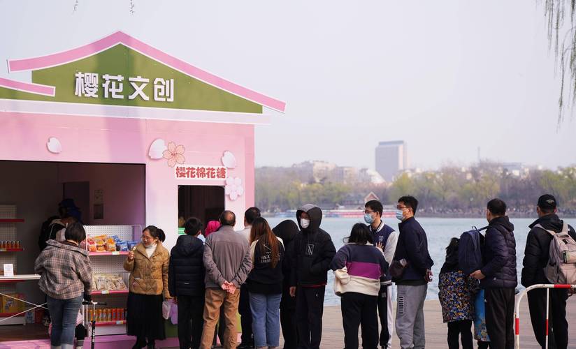 玉渊潭公园开启文化体验新模式，樱花有戏”带游客赏皮影戏