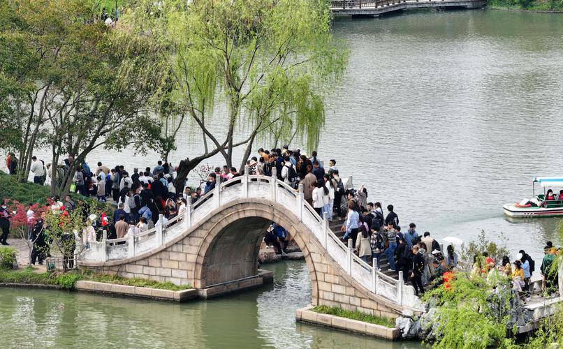 江苏扬州：清明假期瘦西湖游人络绎不绝
