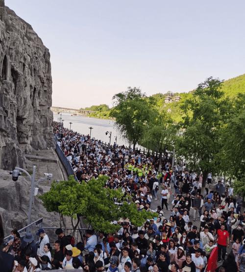 清明假期景区惊现“人类迁徙奇观”网友哭诉“导航红到发紫”