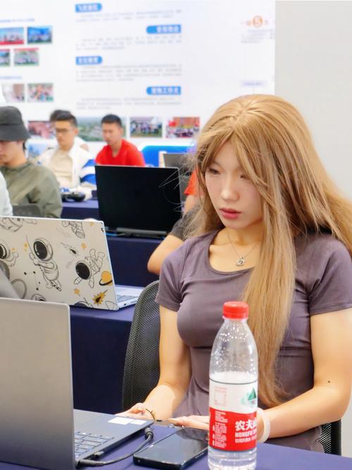 00后女孩飞手年入40万低空经济的造富新势力