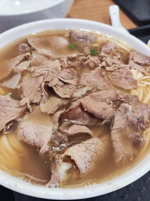 这碗牛肉面能有多受欢迎？看排队的食客就知道了