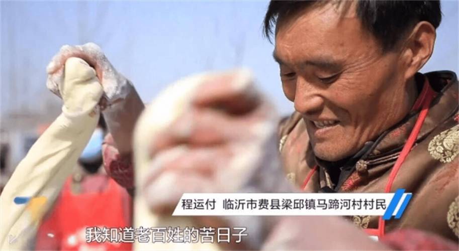 朱之文带儿媳现身菏泽牡丹园，媳妇美的像花仙子，自己却用苹果6