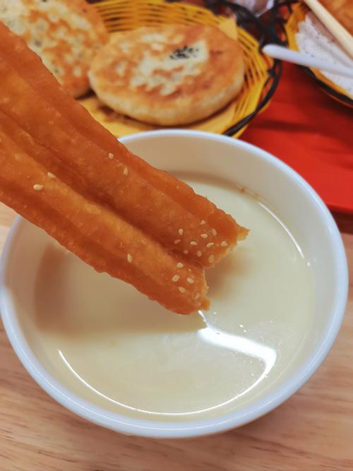 老汉炸油条做豆腐脑让邻居们随便吃，可把邻居们吃过瘾了