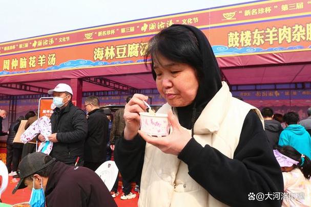 河南洛汤文化节第二天，免费喝汤看牡丹，他的锅真有4米？