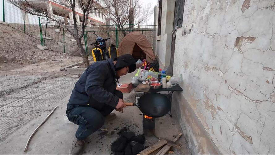 骑行新疆去青海，第一天热身几十公里路边废弃房捡点煤取暖做饭