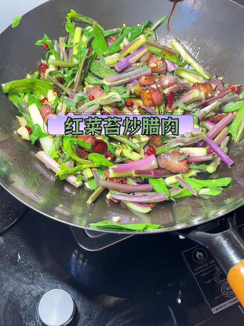 红菜苔终于可以丰收了，配着腊肉炒了一大锅，好吃到吃了两大碗饭