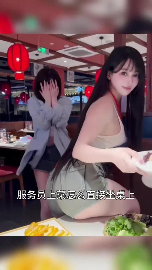 服务员上菜时手滑 将滚烫热汤洒顾客身上 网友：建议还是要用双手