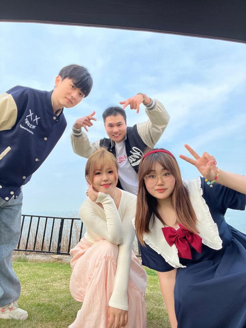 等等明儿露营，5位女生真幸福，等爸买了一堆吃食招待 vlog日常