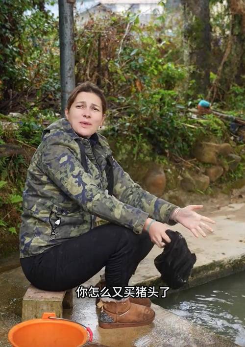 38岁“网红洋媳妇”杨奇娜离世，父母乘30多小时飞机来华奔丧，丈夫下跪道歉