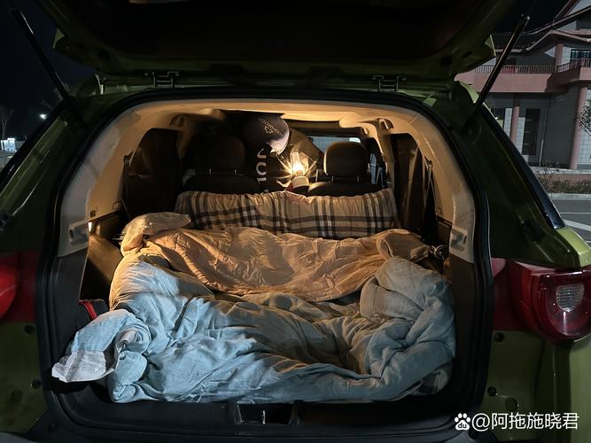 自驾游睡车里太危险，一大早发现车门又被堵，哪有这么搭帐篷的？