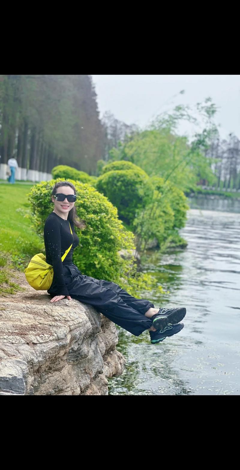 阳光明媚的一天，我在公园里拍了一张美美的自拍！