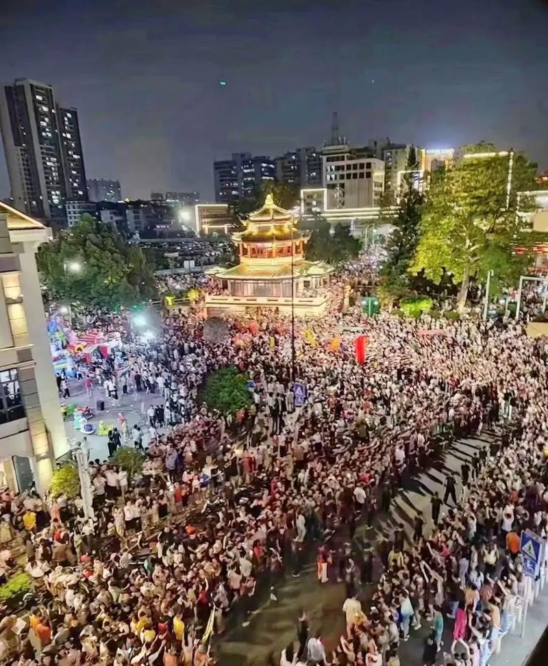?太热闹啦！武都人都往这里赶…