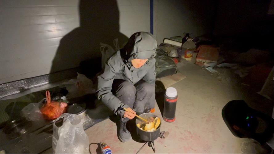 骑行新疆，这里日夜温差较大一路捡煤，晚上屋檐下搭个帐篷煮面吃