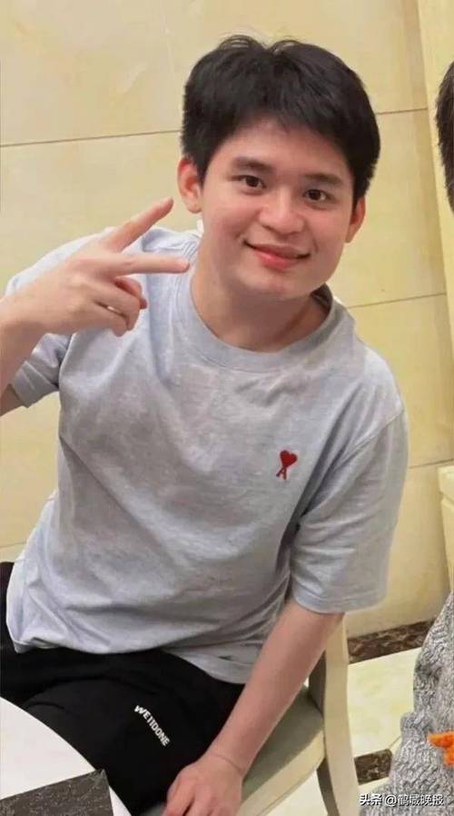 林诗栋回海南拜访了启蒙教练，与恩师女儿自拍 小石头穿黄外套好帅